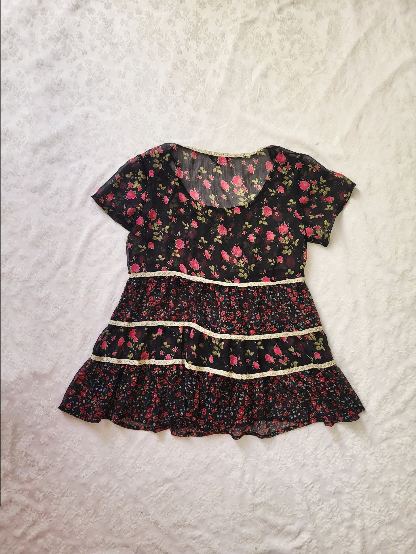 Pretty mesh coquette floral top 💐