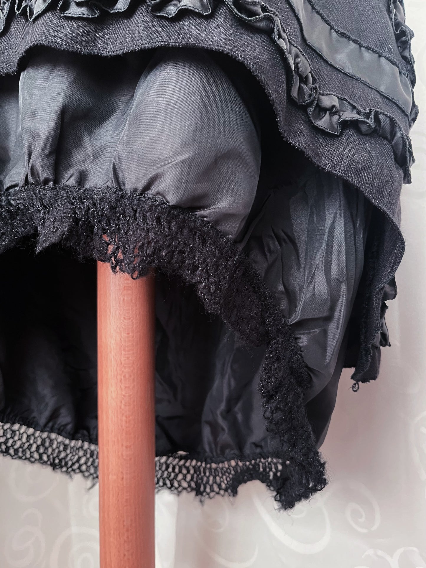00’s dark coquette black skirt with satin & knit details 🌀🦇