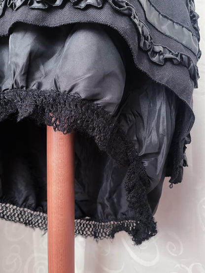 00’s dark coquette black skirt with satin & knit details 🌀🦇