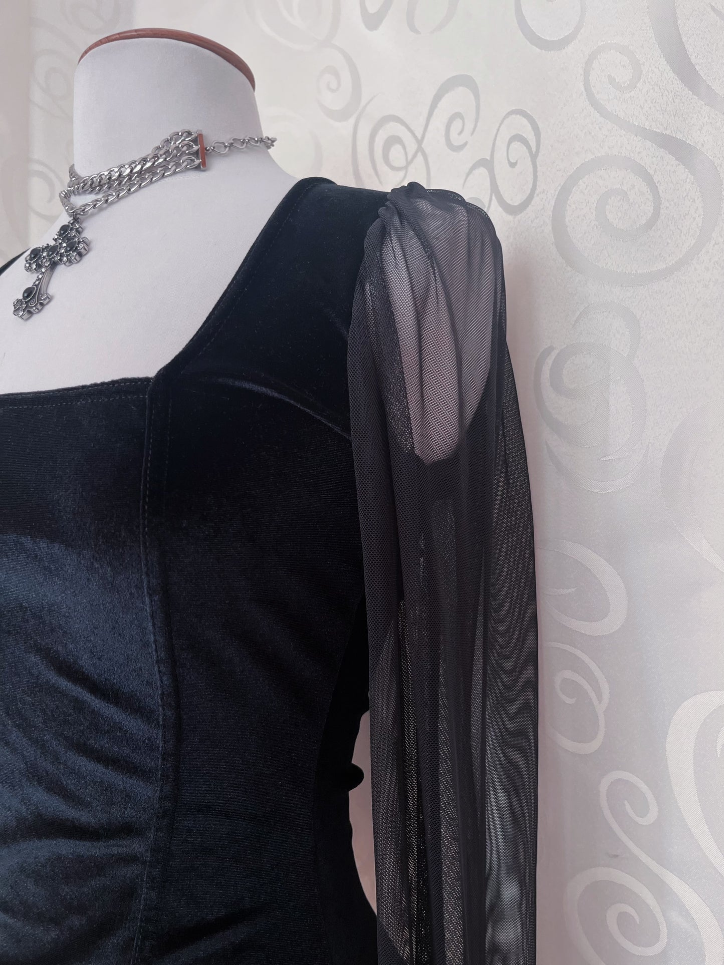 Gothic velvet top with long mesh sleeves 🦇🌑