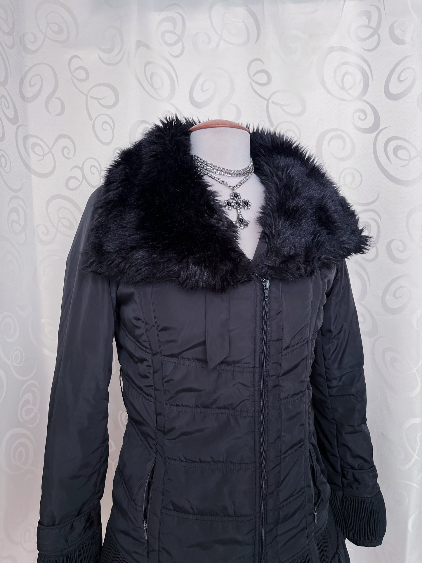 Gothic / Jirai kei style black coat with faux fur neckline 🕷️🦇