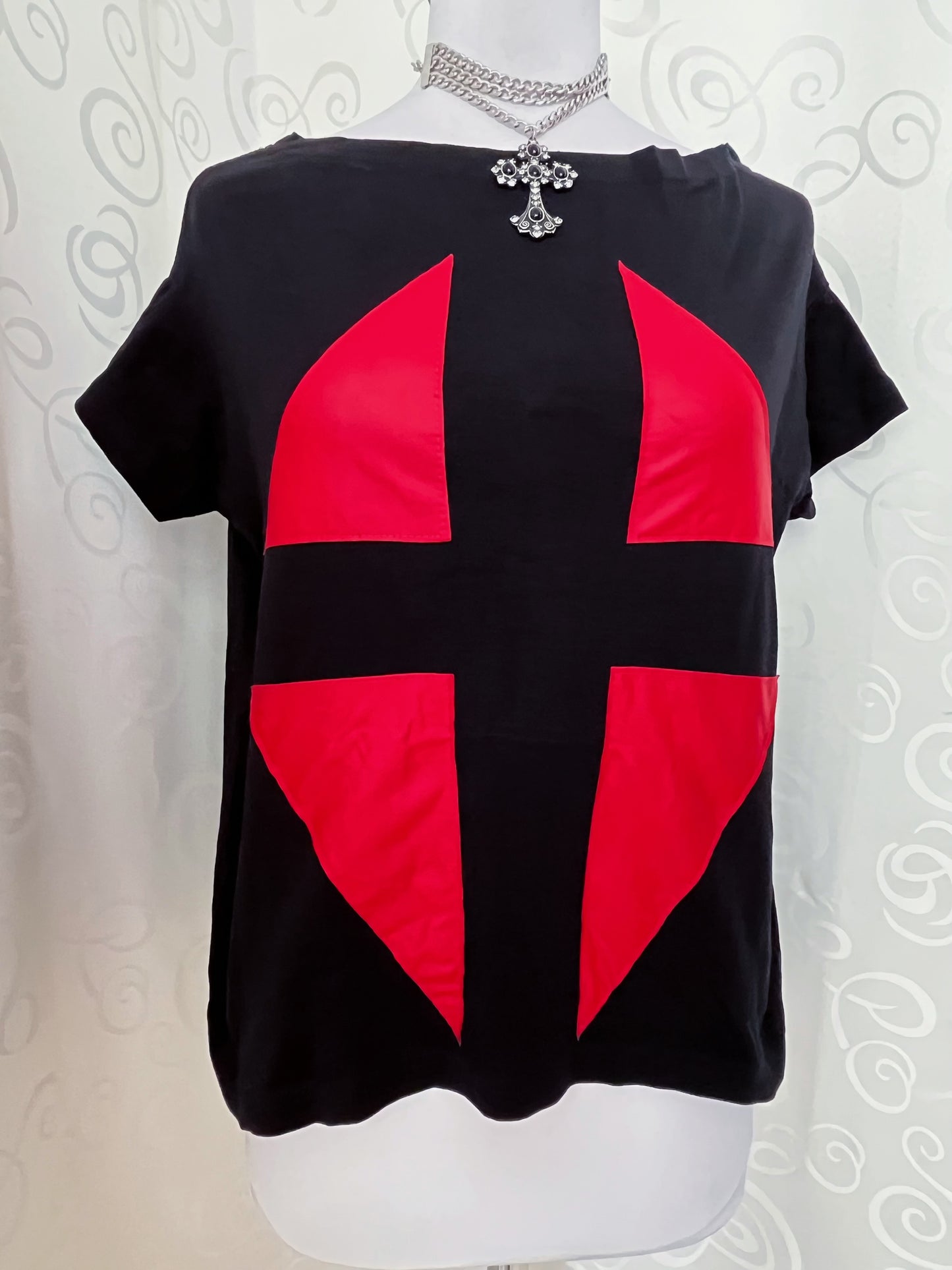 Gothic black tee with red patchwork cross & back detail ❤️✝️
