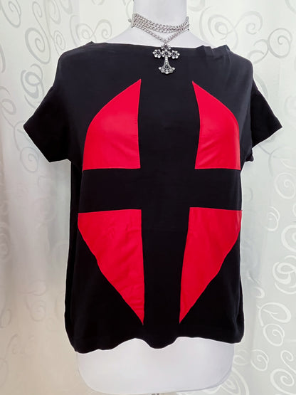 Gothic black tee with red patchwork cross & back detail ❤️✝️