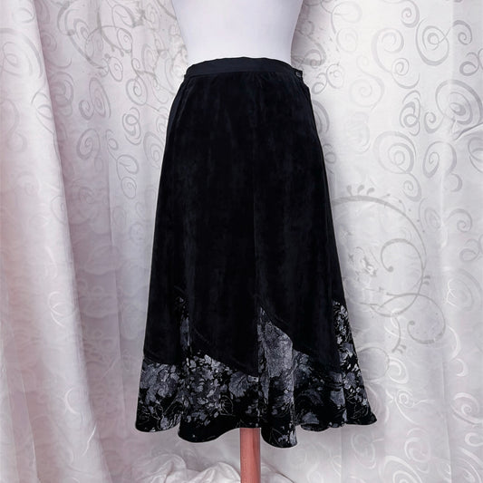 00’s whimsygoth black velvet skirt 🌀