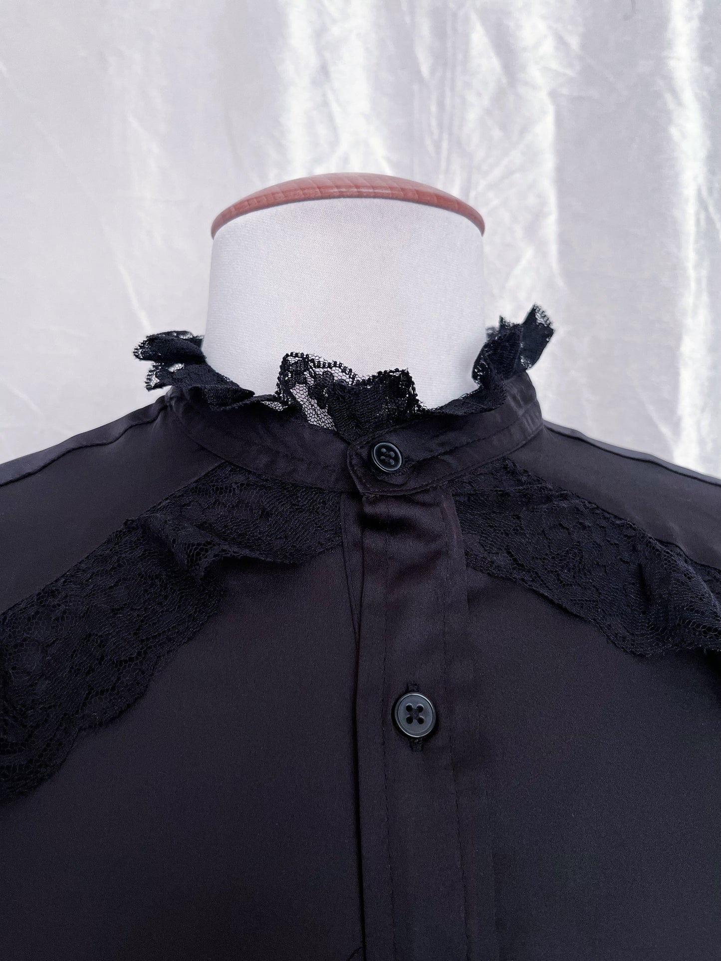 Modern gothic oversize shirt with lace detail 🦇✨