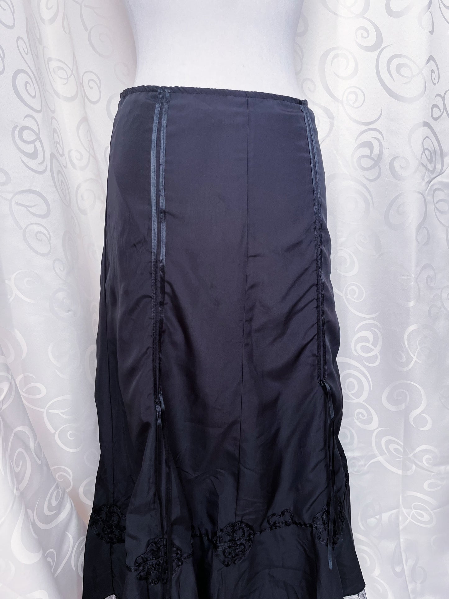 00’s whimsygoth black maxi skirt with tulle hem & floral detail at the end 🦇🌀