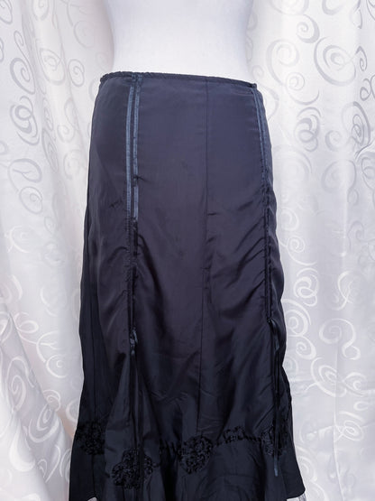 00’s whimsygoth black maxi skirt with tulle hem & floral detail at the end 🦇🌀