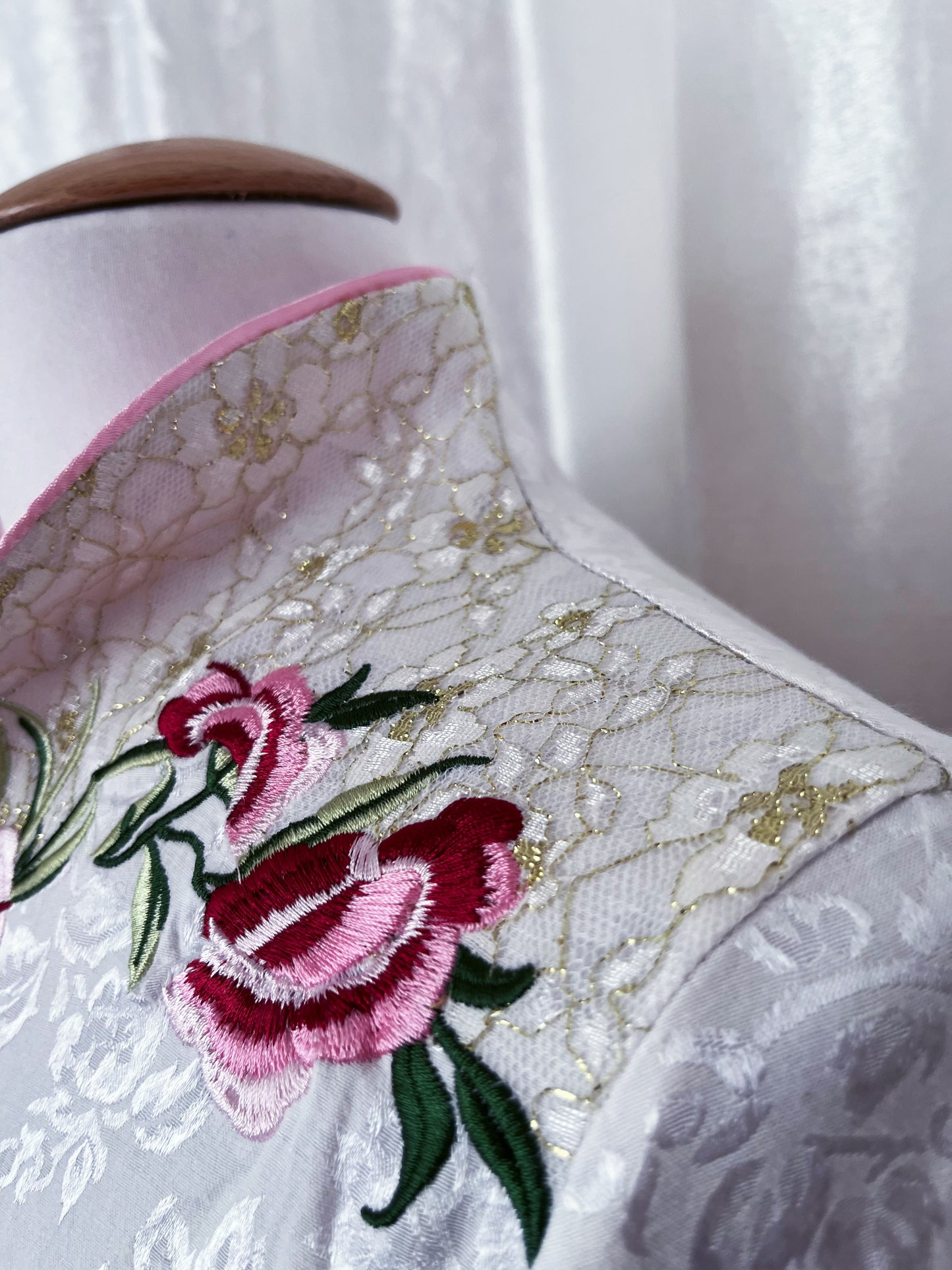 Chinese Qipao/Cheongsam white brocade top with embroidered details 🌸🌷