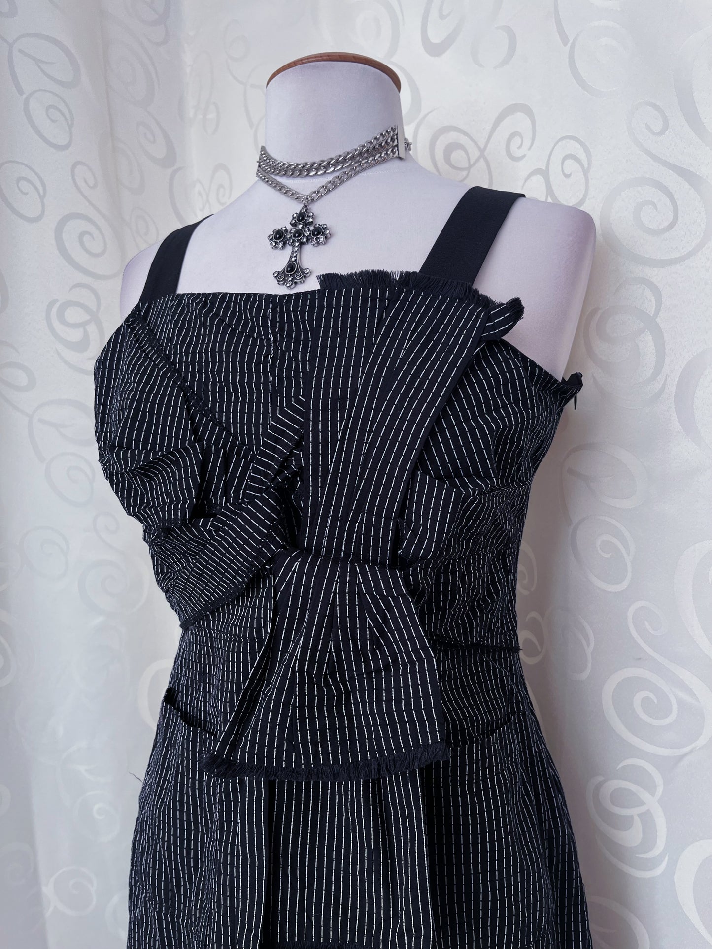 00’s Gothic striped dress with bow detail 💀🦇