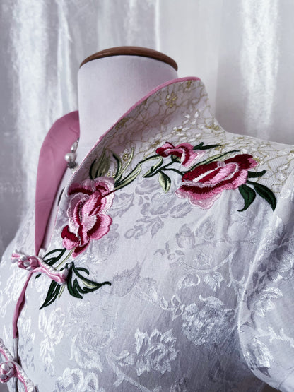 Chinese Qipao/Cheongsam white brocade top with embroidered details 🌸🌷