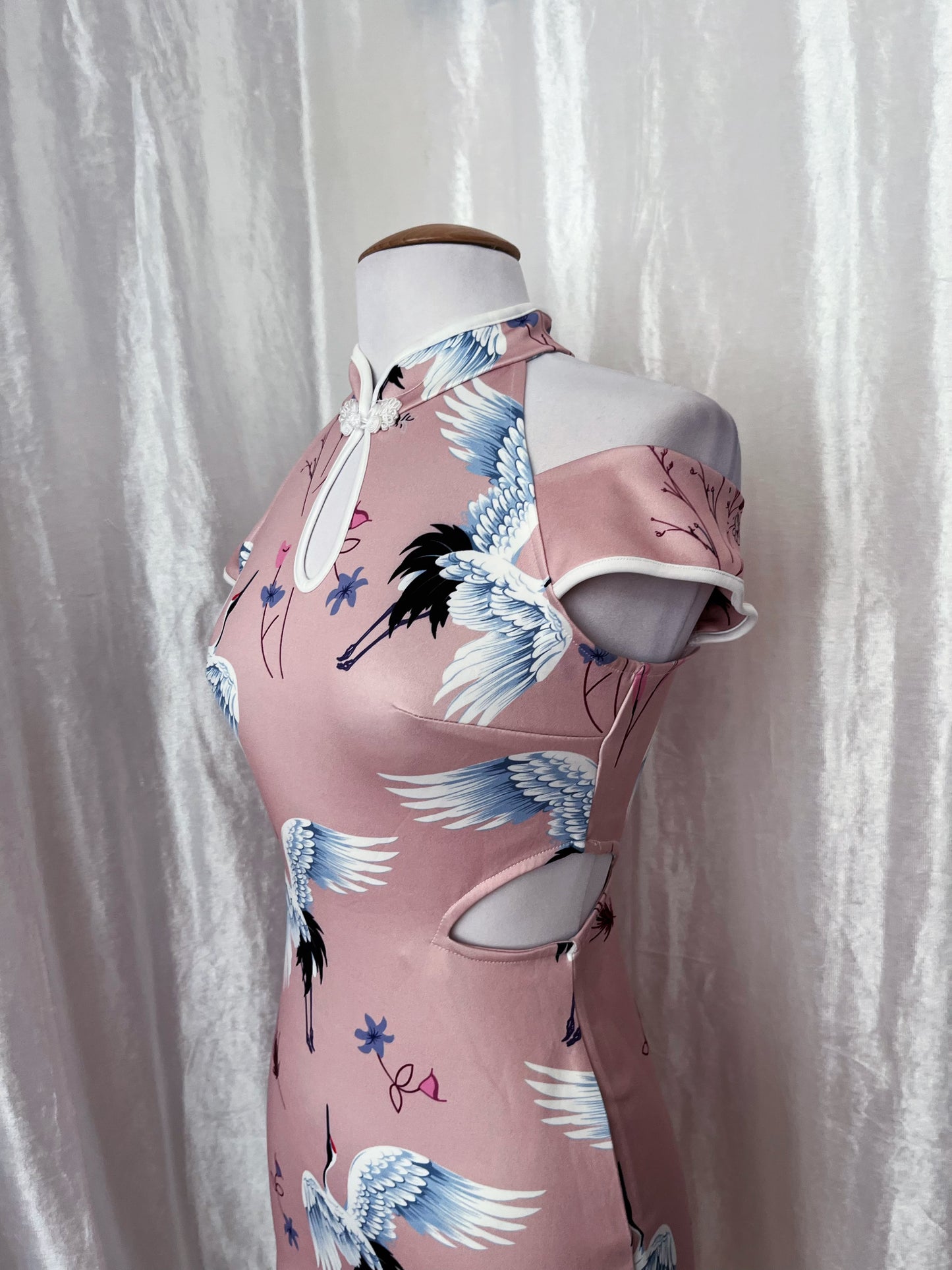 Chinese Modern pink Qipao dress with cutout details 🎀🍥