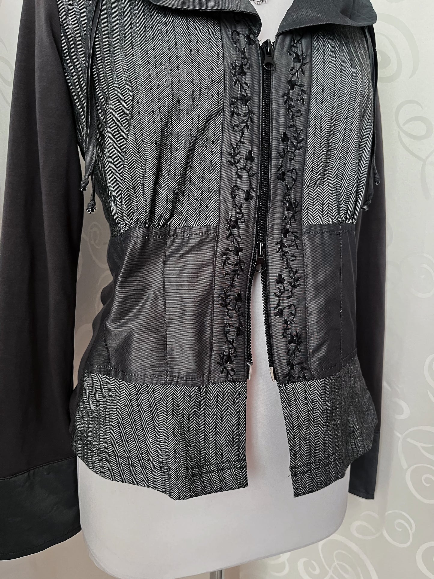 00’s whimsygoth grey zip-up jacket 🌀🪽