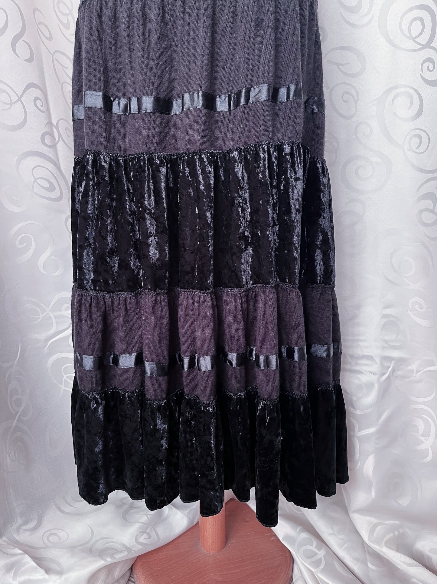 00’s whimsygoth velvet black layered skirt 🕷️