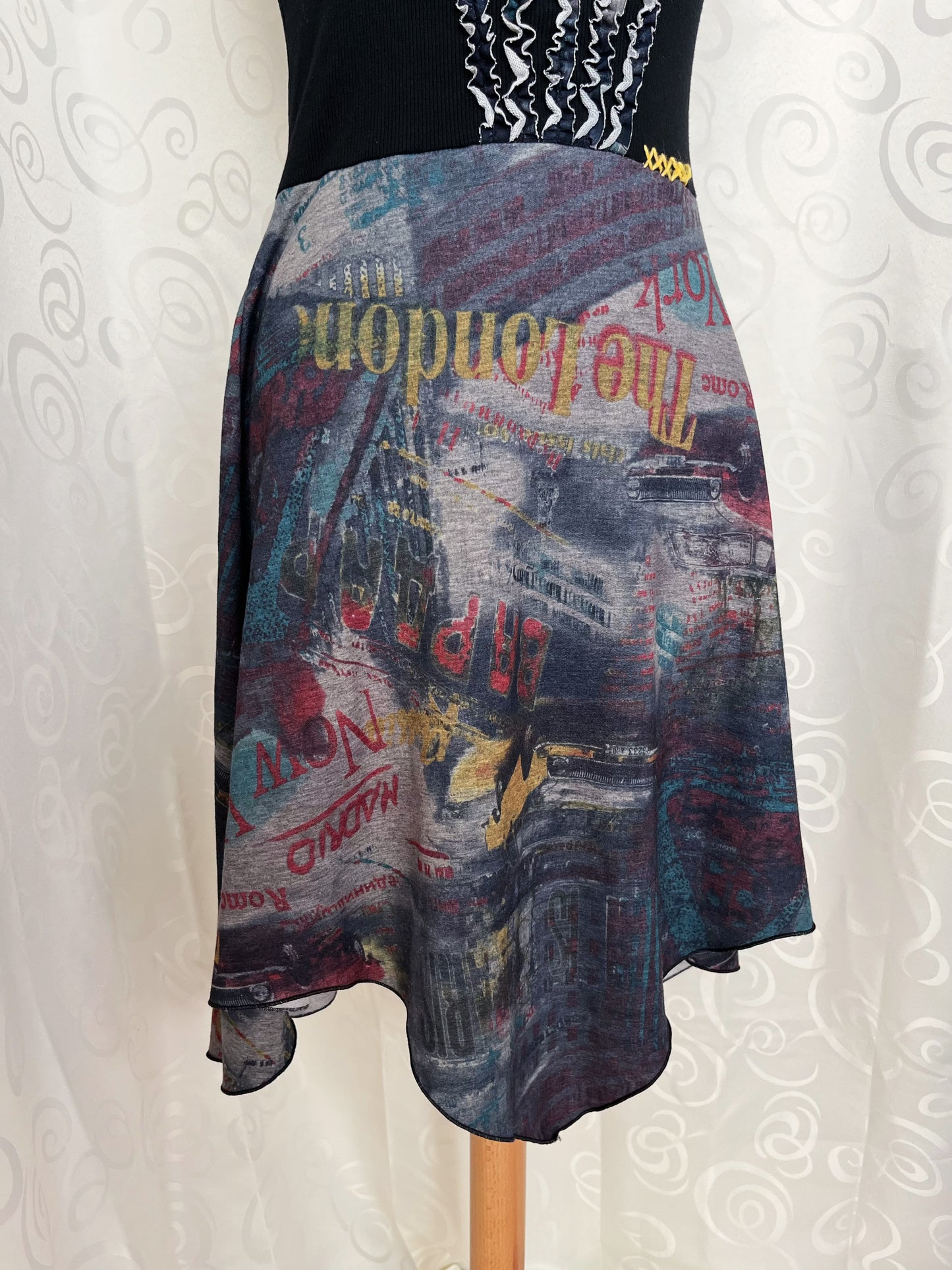 00’s asymmetrical city print dress with ruffle & stitches details 🌀🌃