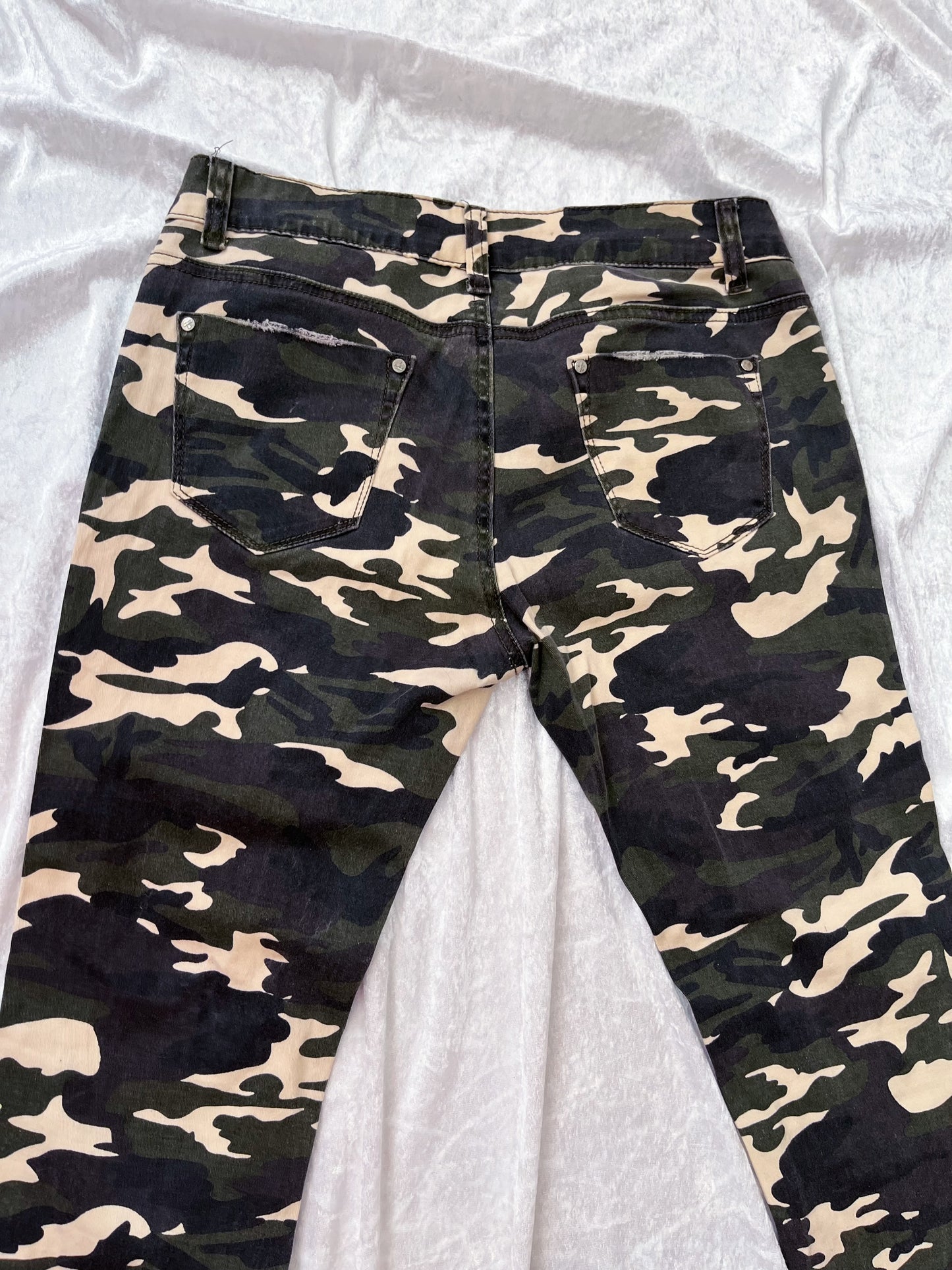Alt ripped army jeans 🕸️🔫🦇