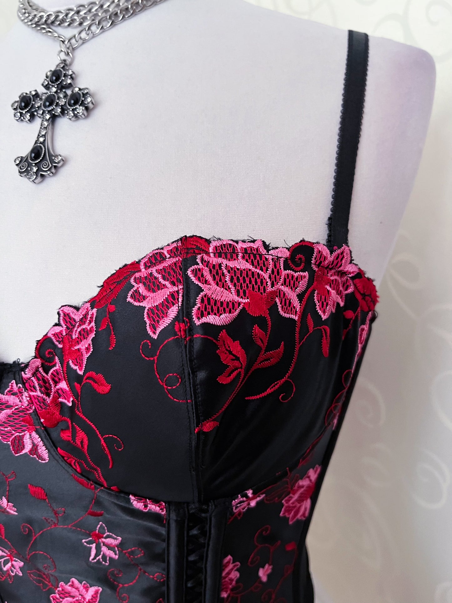Whimsy black corset top with embroidered details 💞🫀
