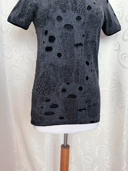 00’s Alt ripped grey tee 🖤🕷️