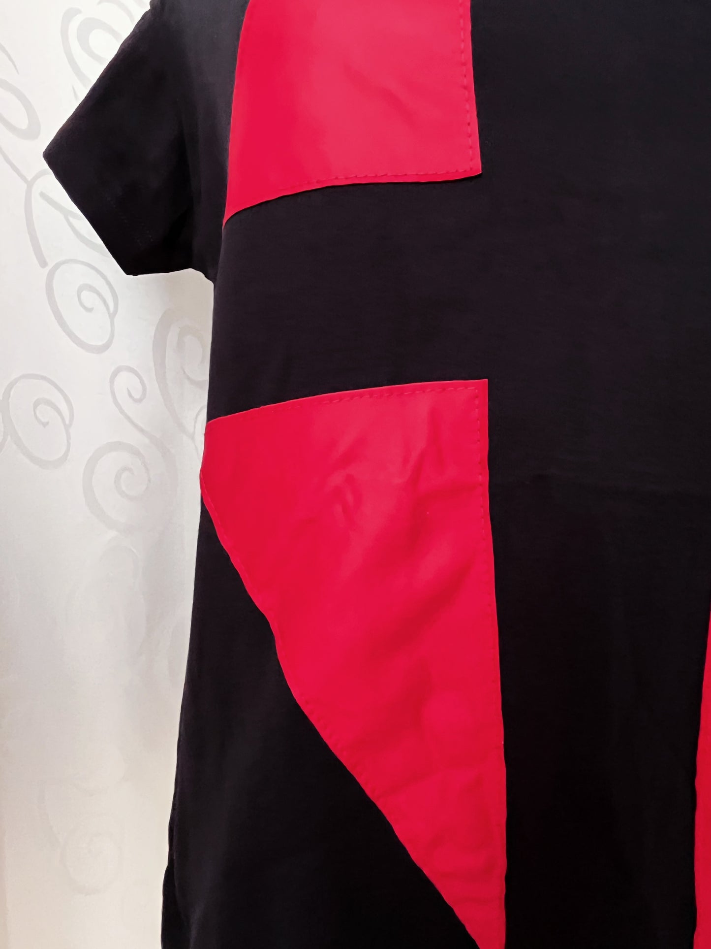 Gothic black tee with red patchwork cross & back detail ❤️✝️