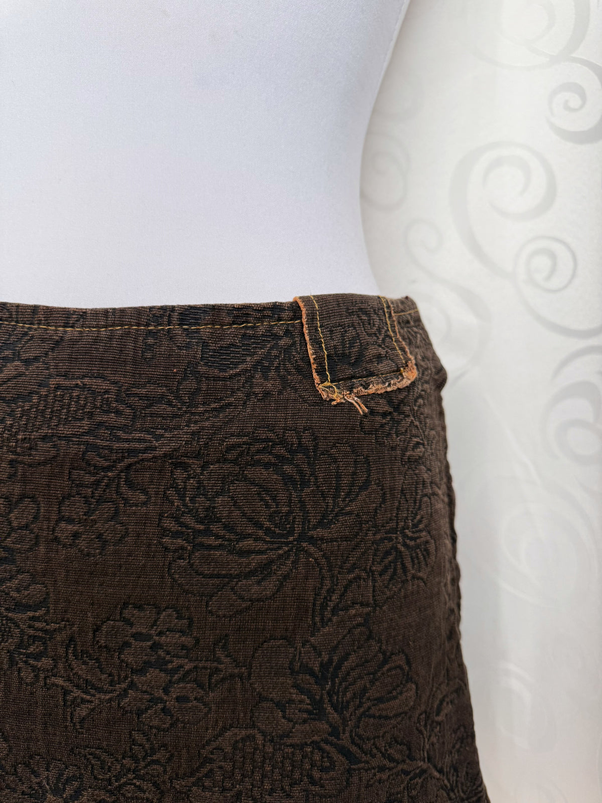 00’s Whimsy/Fairy pointy denim skirt with embossed details 🐌🐚