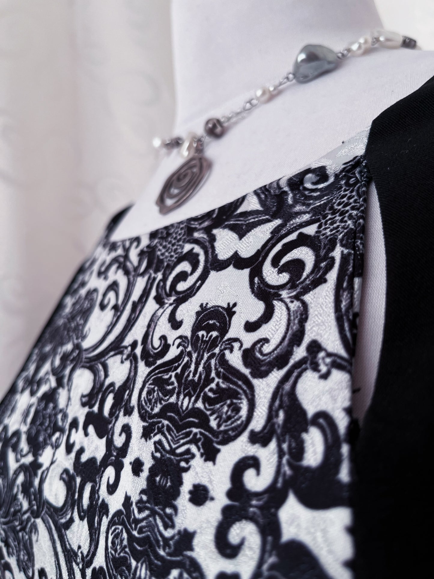 00’s Gothic 60’s style embroidered black & white dress 🌀🦇