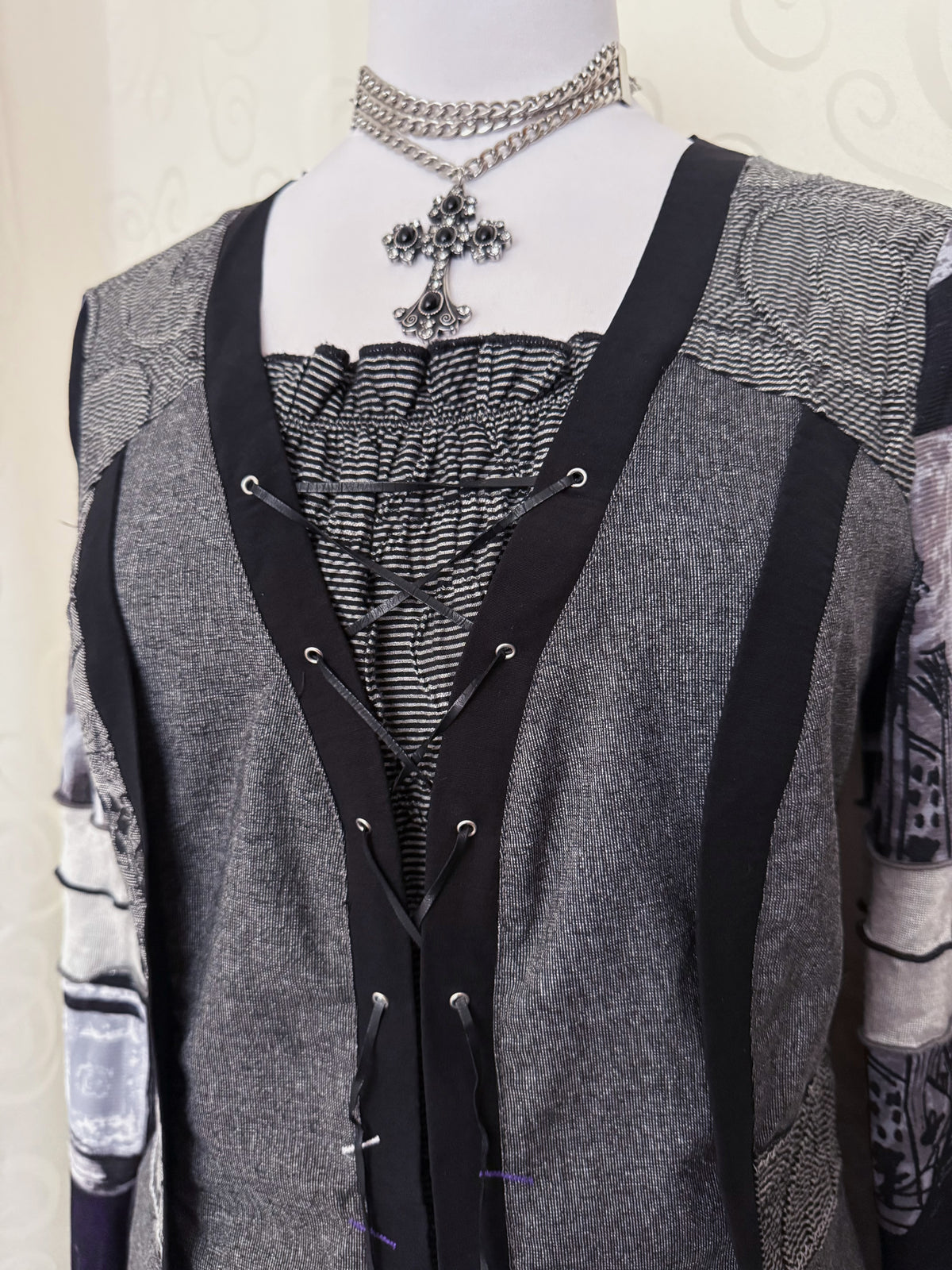 00’s Patchwork grey dress with lace-up detail, mesh sleeves & pockets 🌀🦇