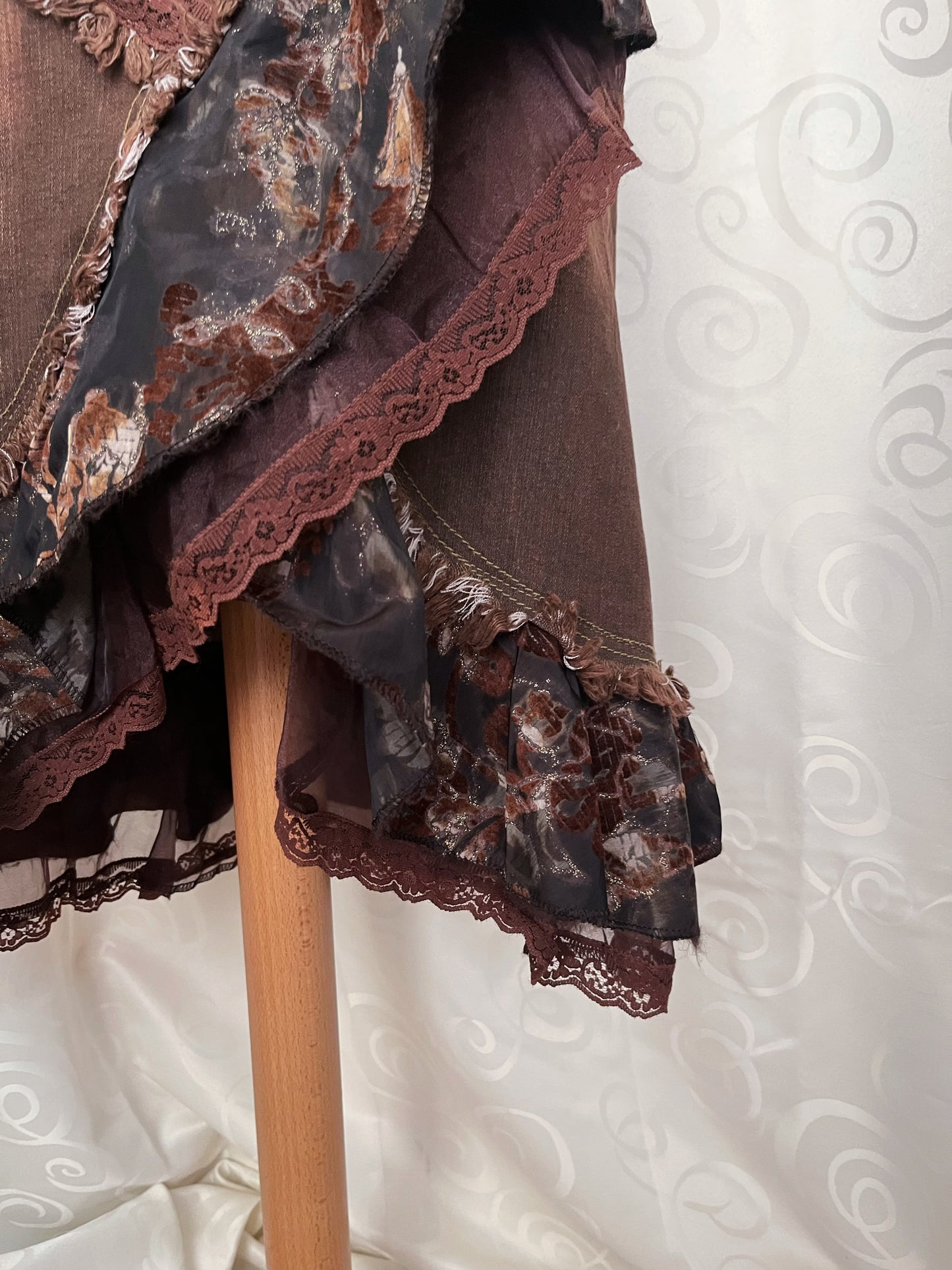 00’s whimsy denim brown skirt with lace & velvet details 🐌🌀