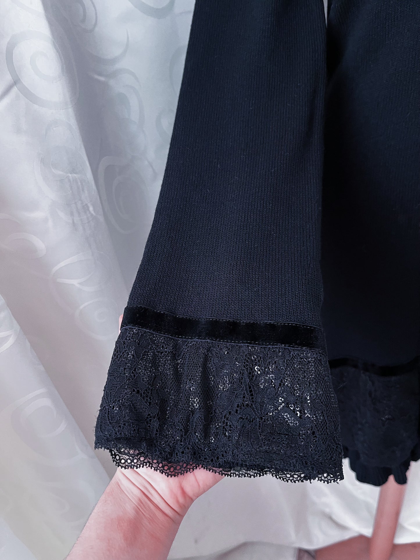 00’s Gothic heavy cardigan with lacey & velvet details 🦇🌀