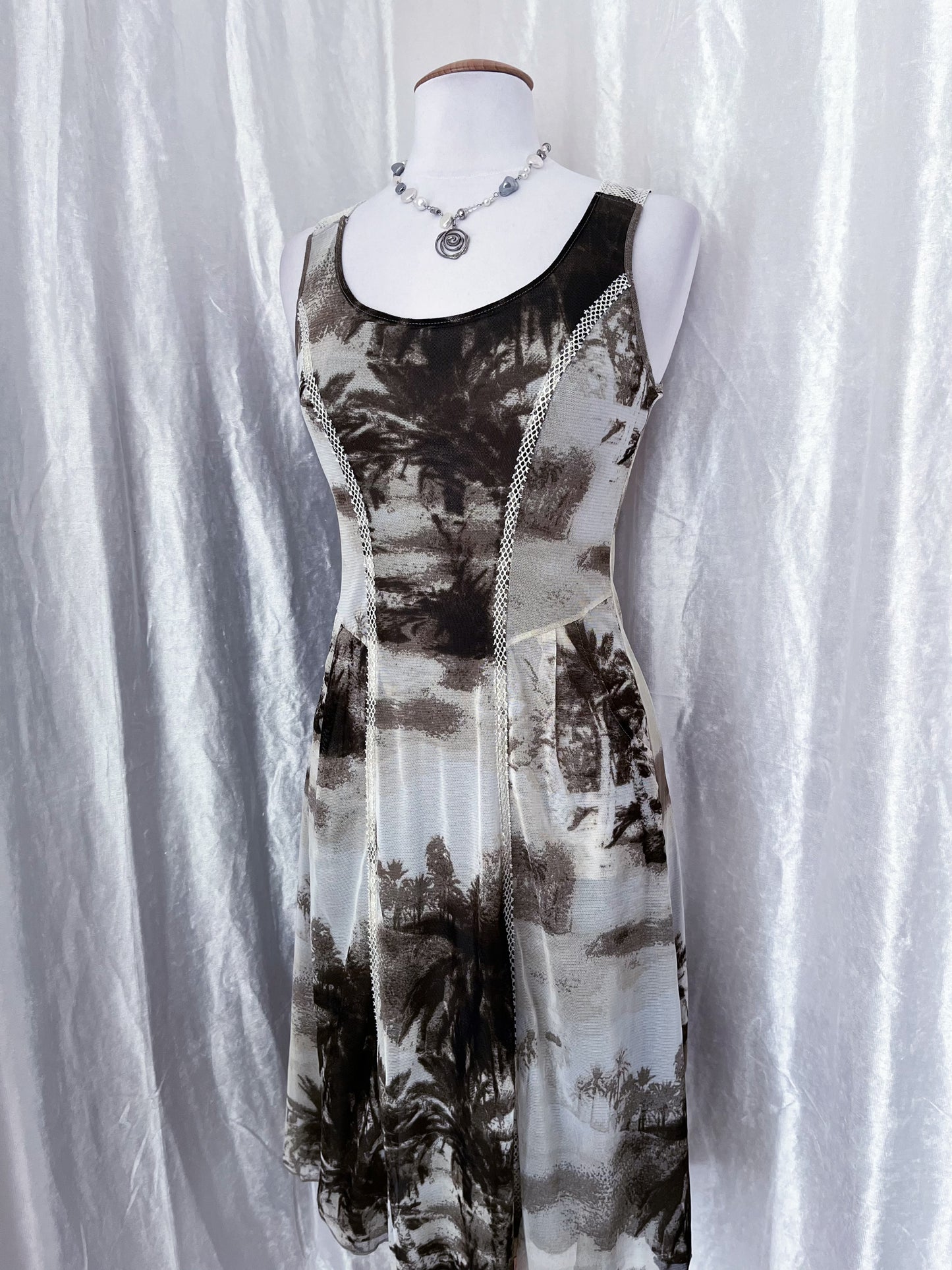 00's iconic mesh printed dress with little pockets on the sides ✨