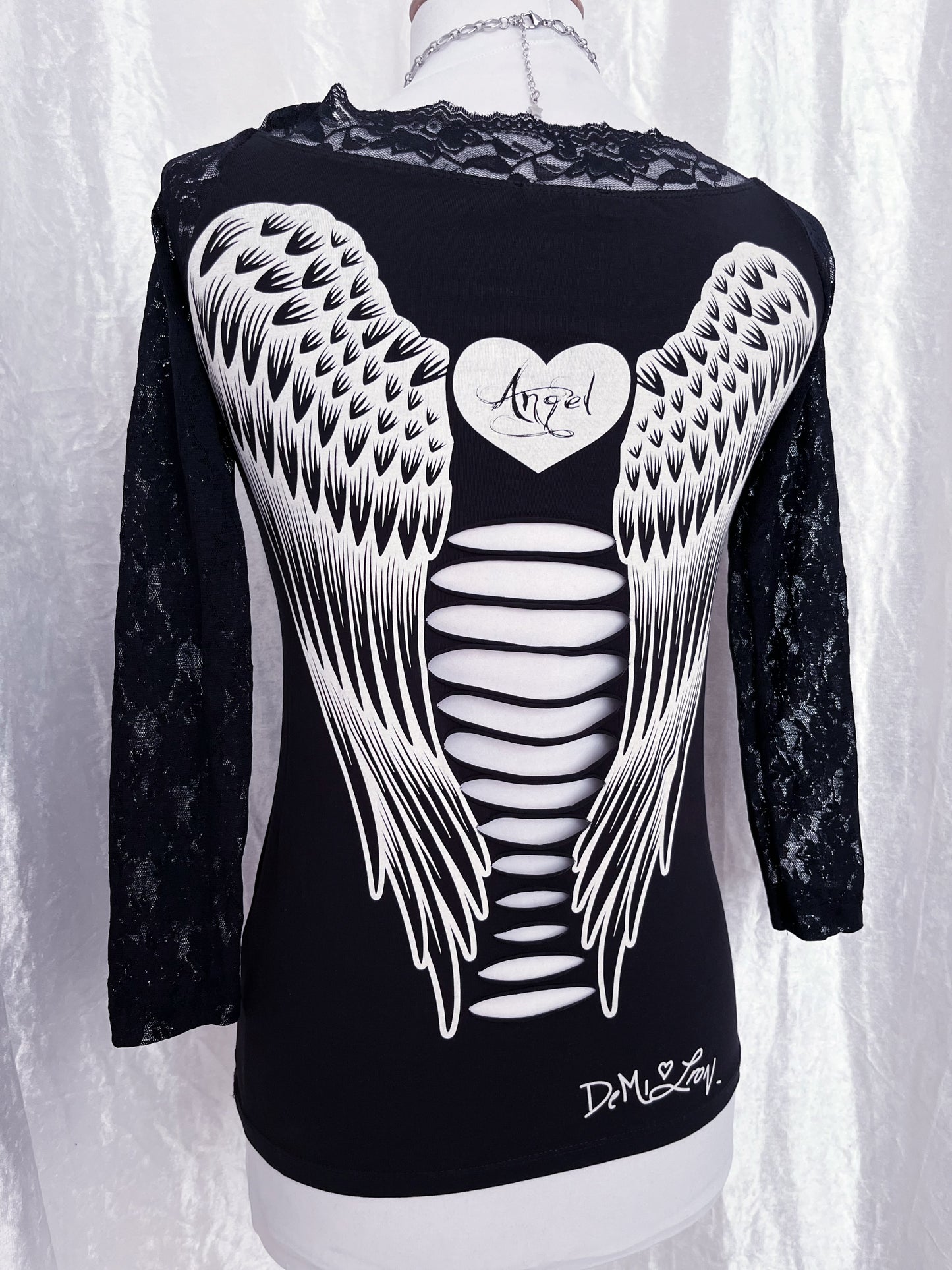 00’s Angel shirt with cut-out back & angel wings 🪽🌀
