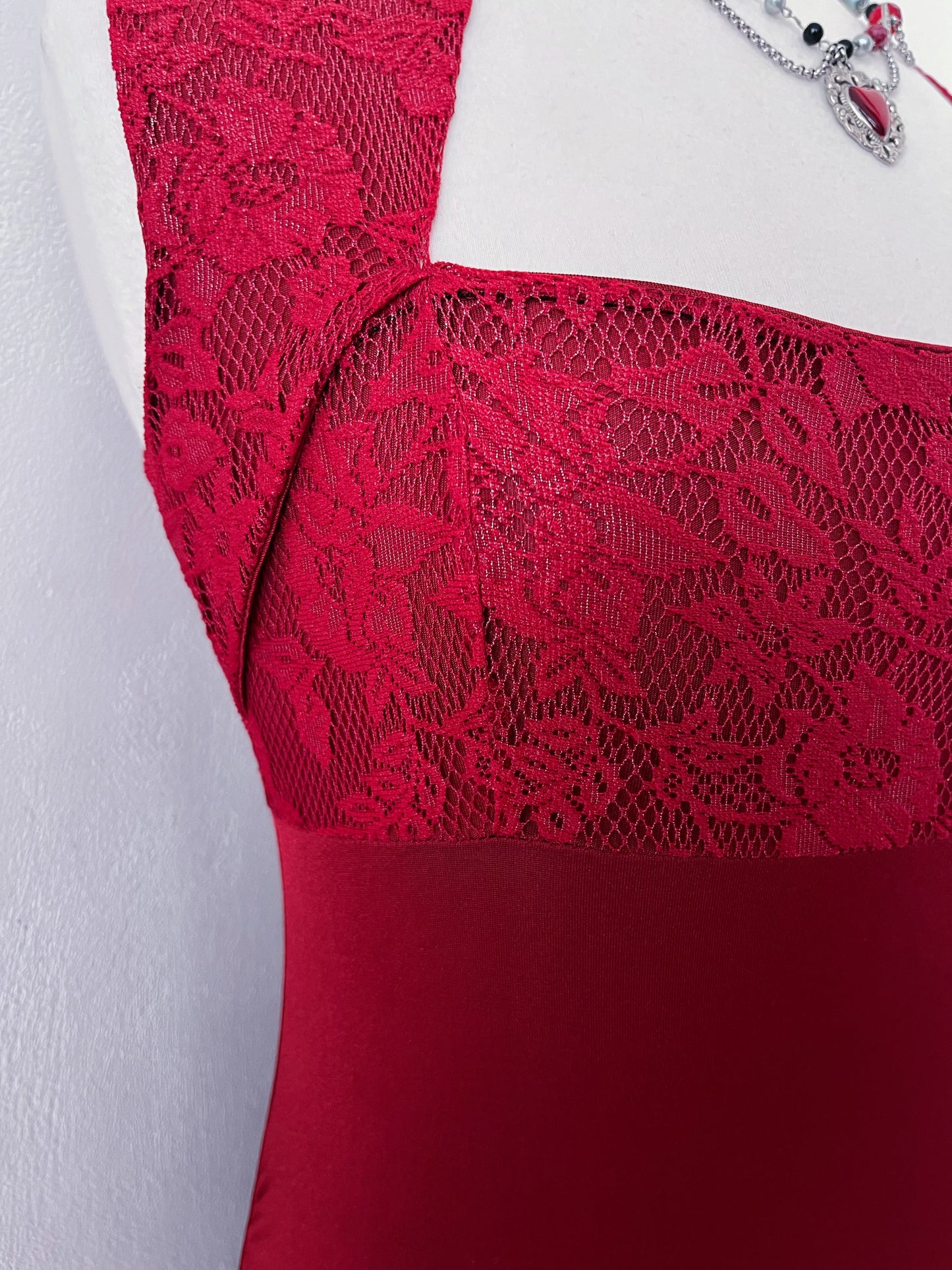 Iconic red vampire dress with lace detail 🧛🏼‍♀️