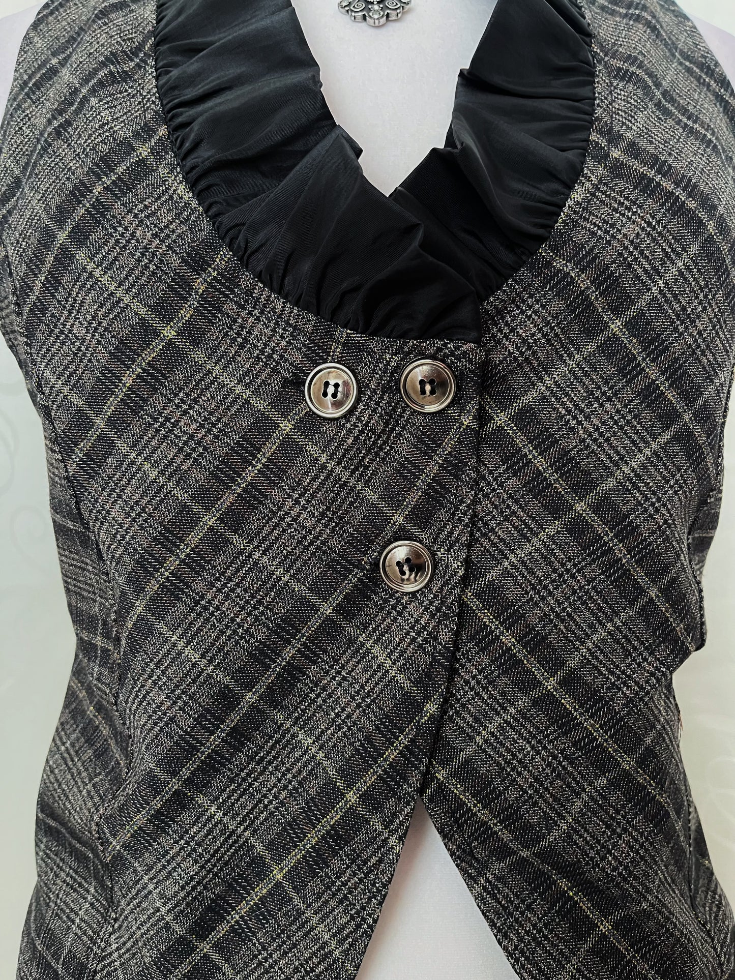 00’s Dark Academia vest with ruffle detail🖤🦇