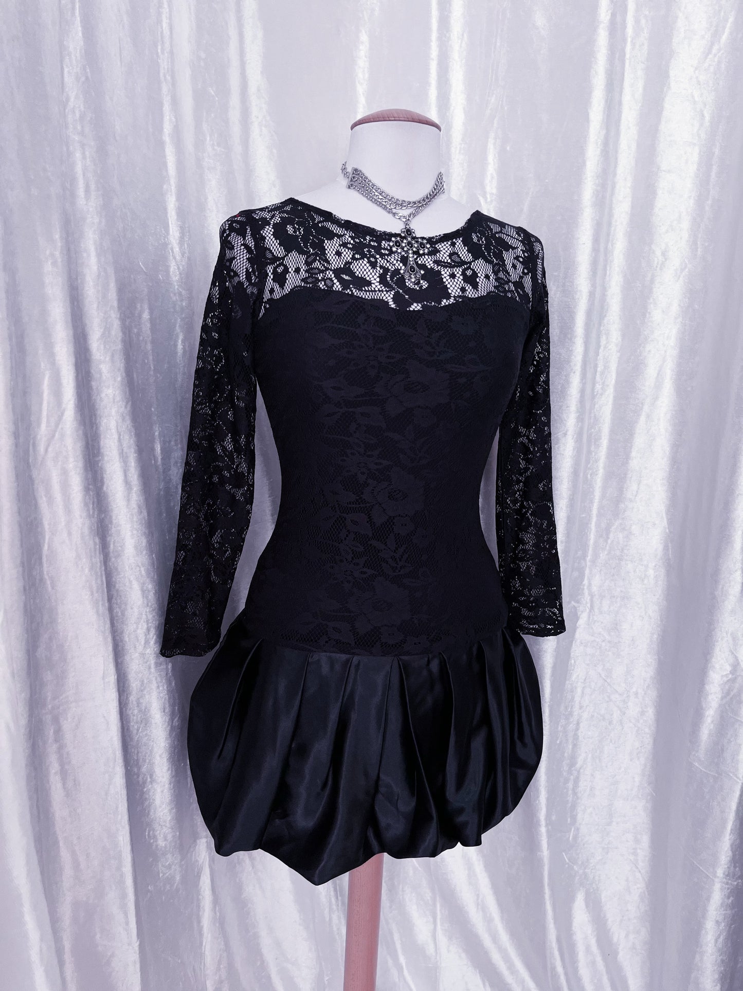 Iconic Gothic balloon lace dress 🦇