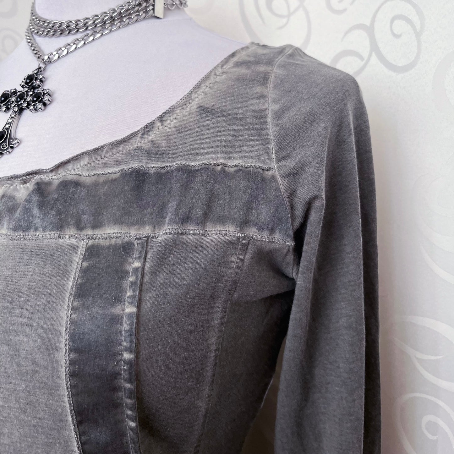 00’s Knight/Medieval style grey dress with bead details & pockets 🗡️