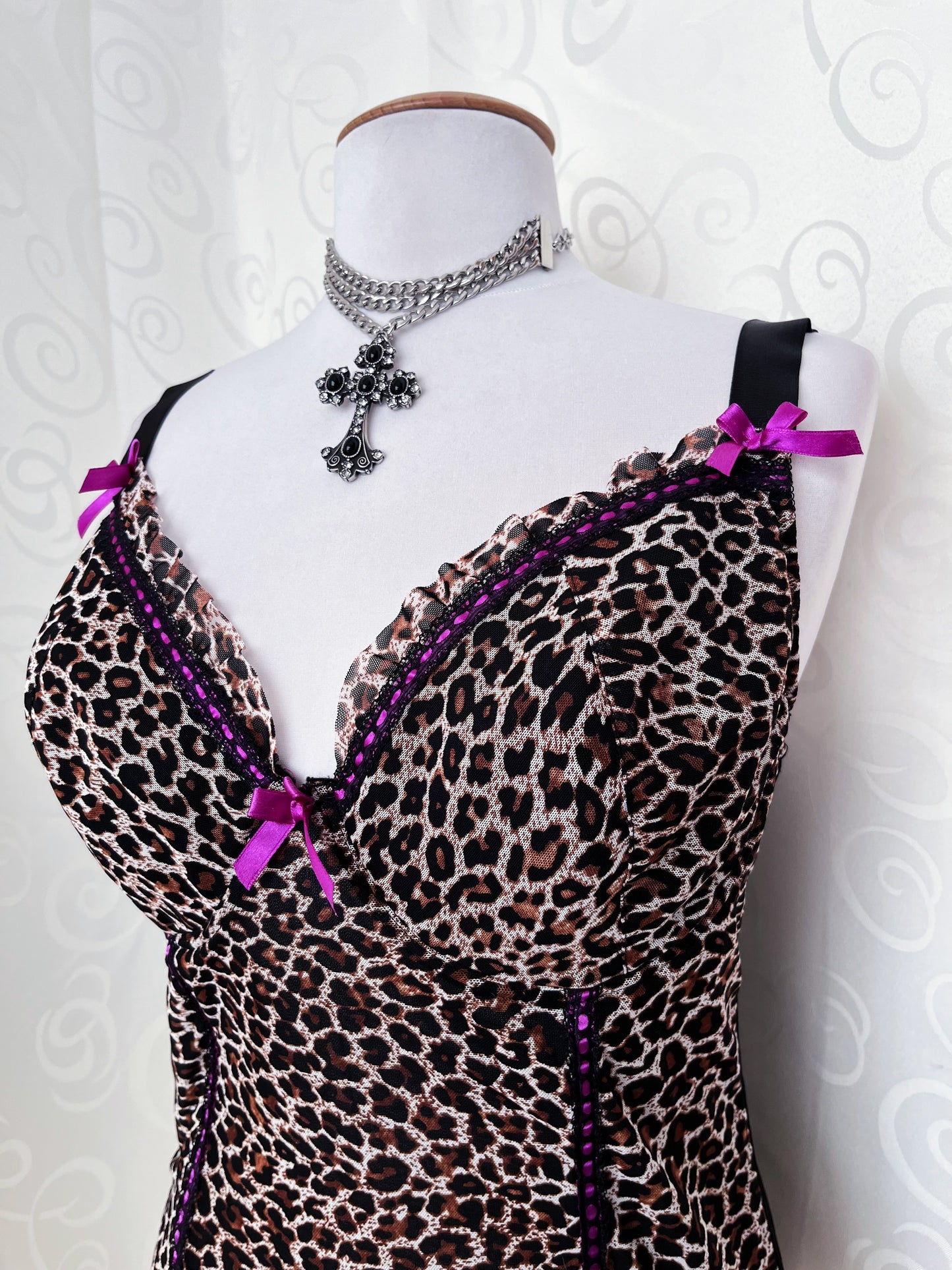 Iconic leopard print mesh corset with pink lace-up detail 🎀