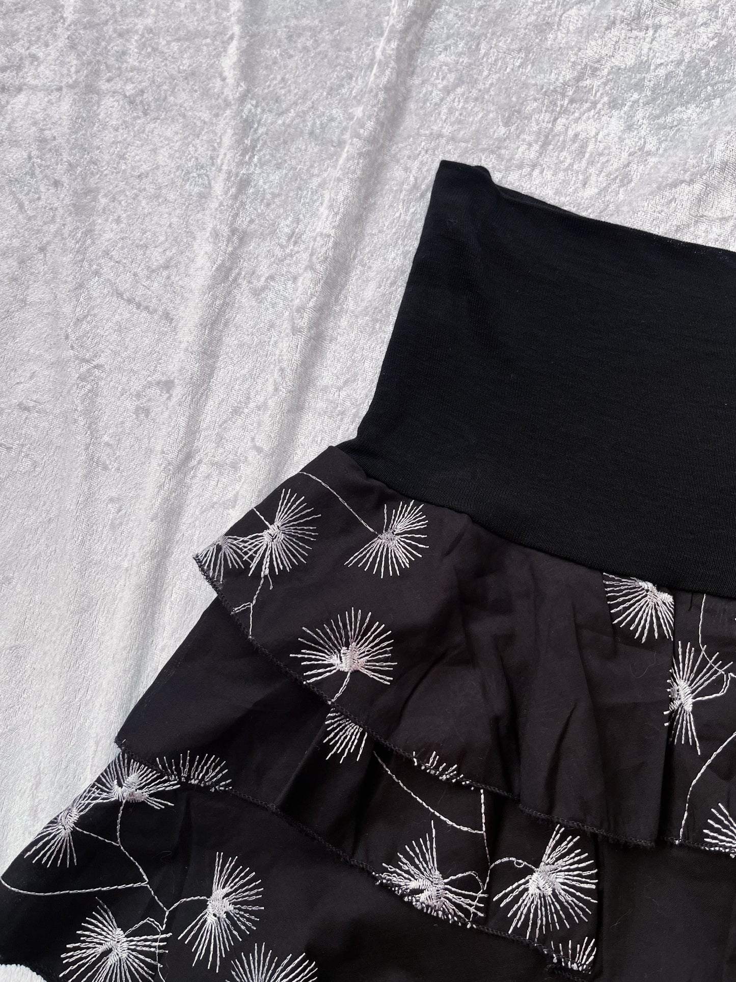 00’s deadstock fairy mini skirt with embroidered details 🌀🧚🏾