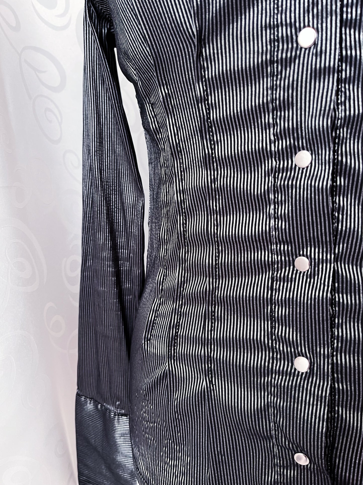00’s gothic satin striped silver shirt 🩶🖇️