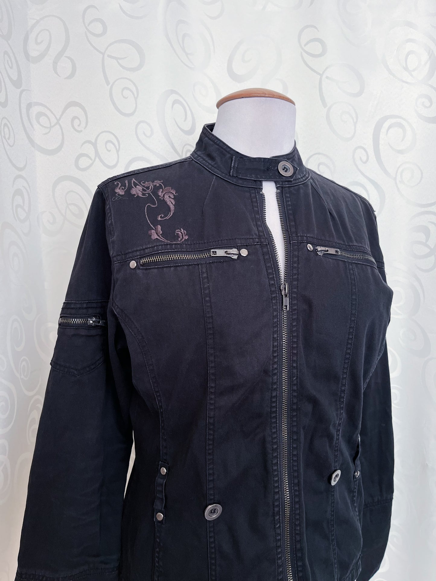 00’s iconic denim jacket with embroidered back detail 🌀