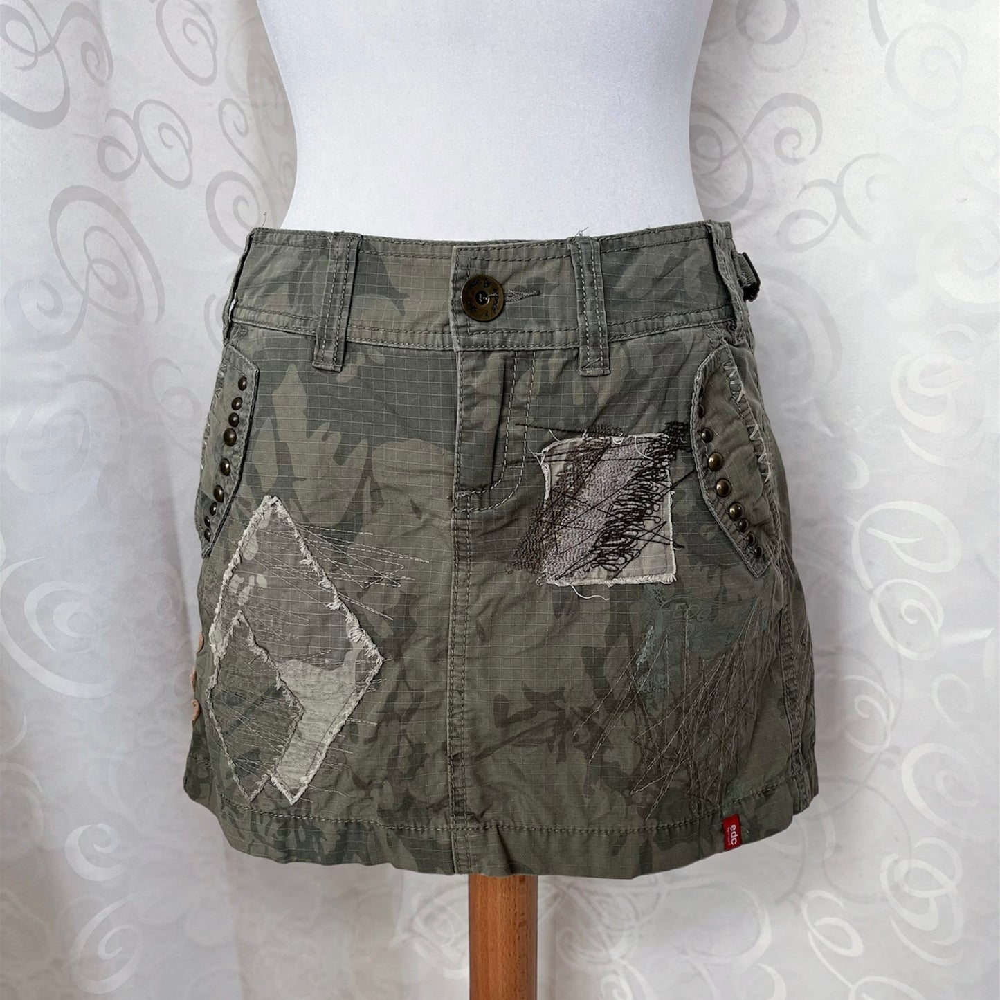 00’s/Y2K khaki camo mini skirt with patchworks 🔫