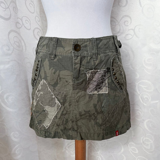 00’s/Y2K khaki camo mini skirt with patchworks 🔫