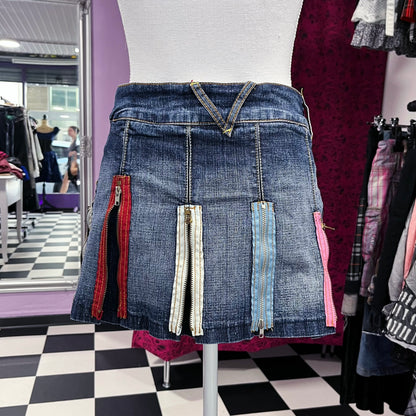 00’s iconic denim skirt with zipper details 🤐