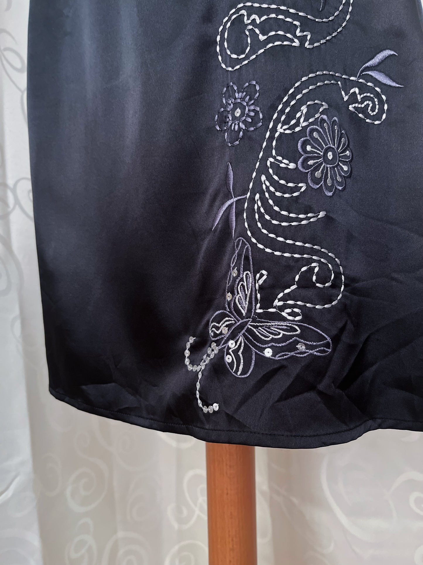 00’s Qipao style black satin dress with embroidered detail 🖤