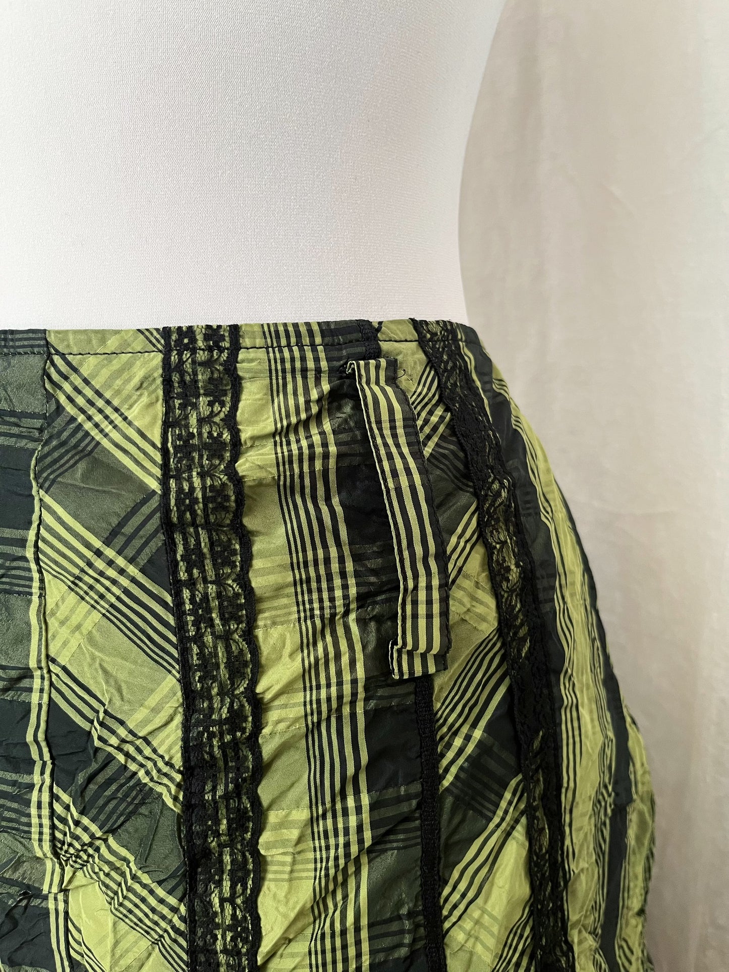 Vintage nylon tartan skirt with lace detail 💚🐍