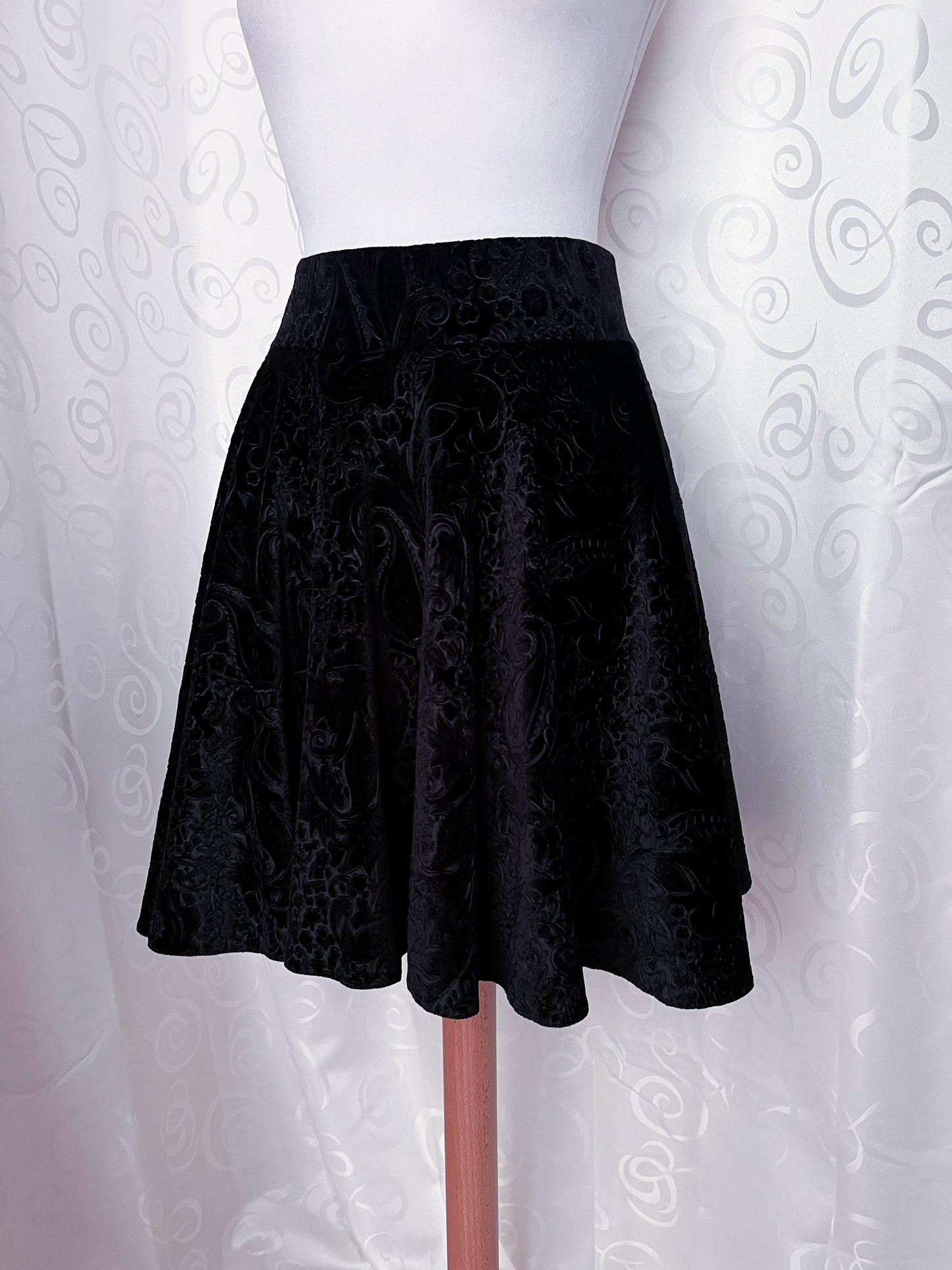 Gothic velvet embossed black midi skirt 🫀🦇
