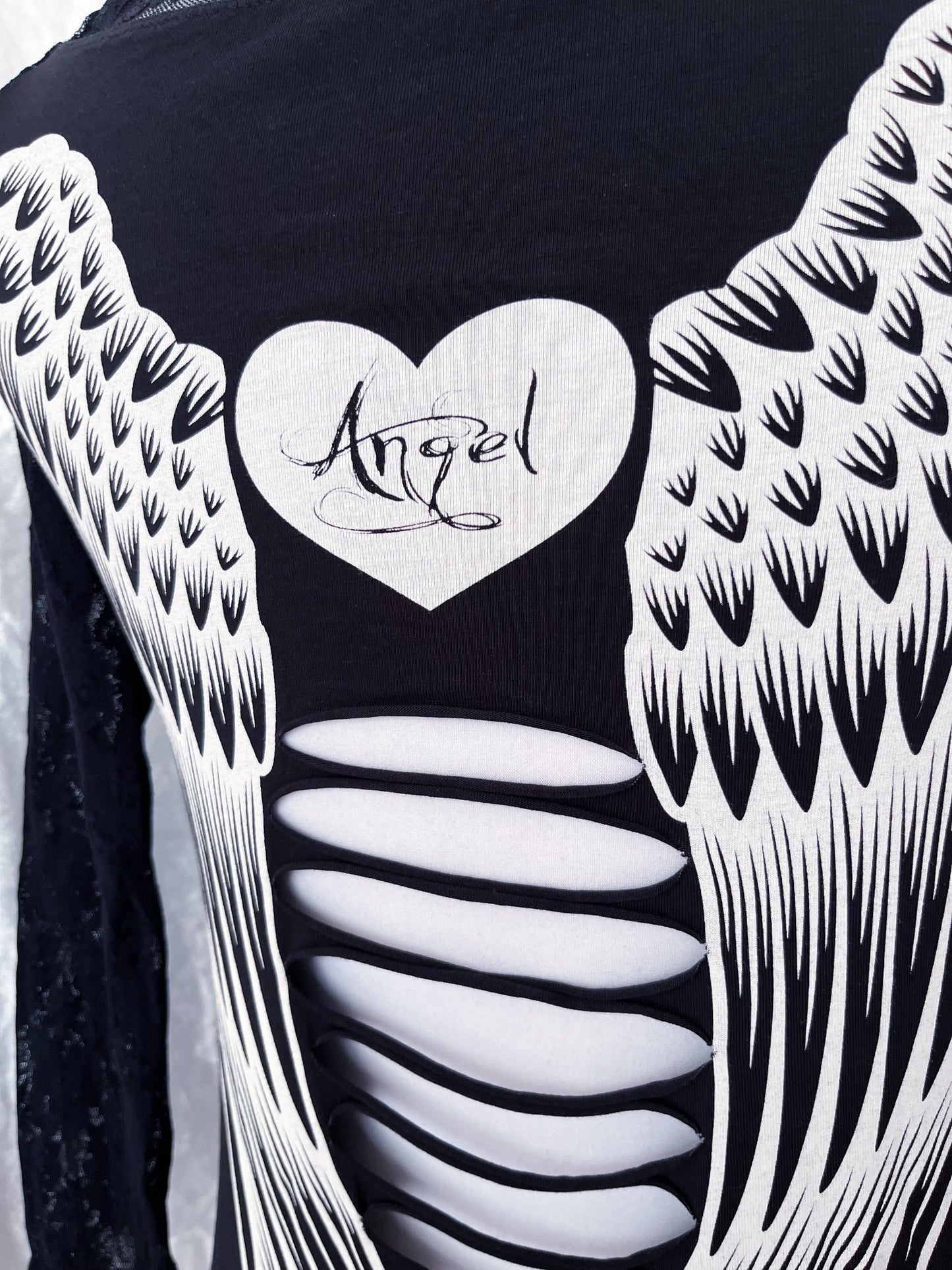 00’s Angel shirt with cut-out back & angel wings 🪽🌀