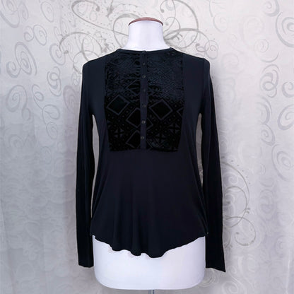 00’s Gothic top with iconic velvet detail 🕸️🕷️