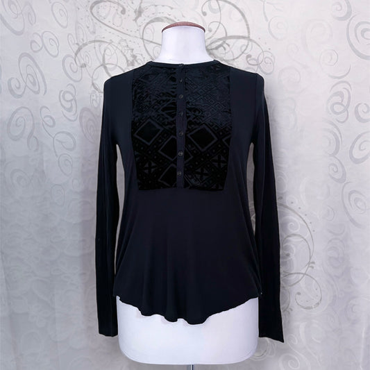 00’s Gothic top with iconic velvet detail 🕸️🕷️