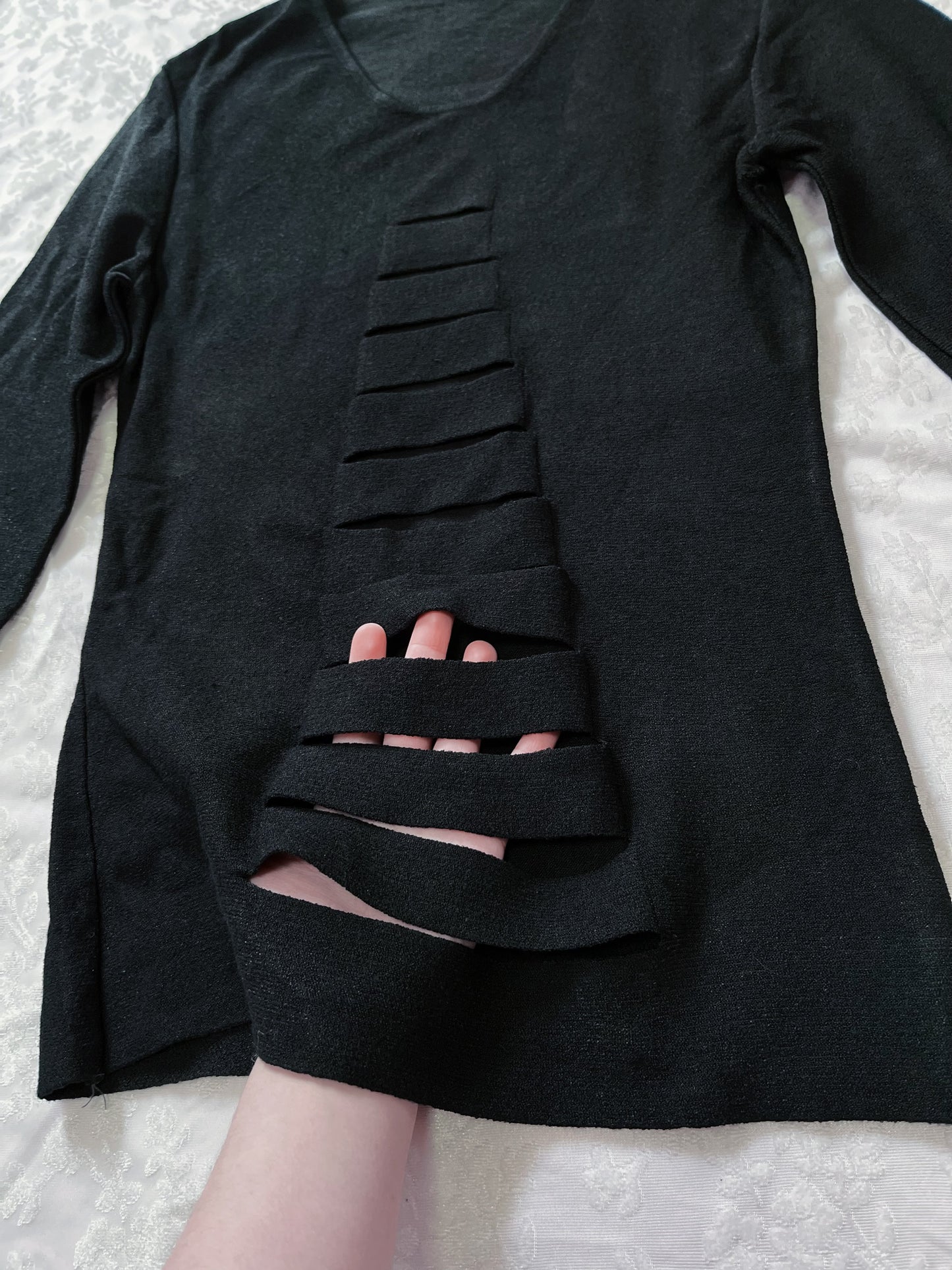 00’s black cut-out top