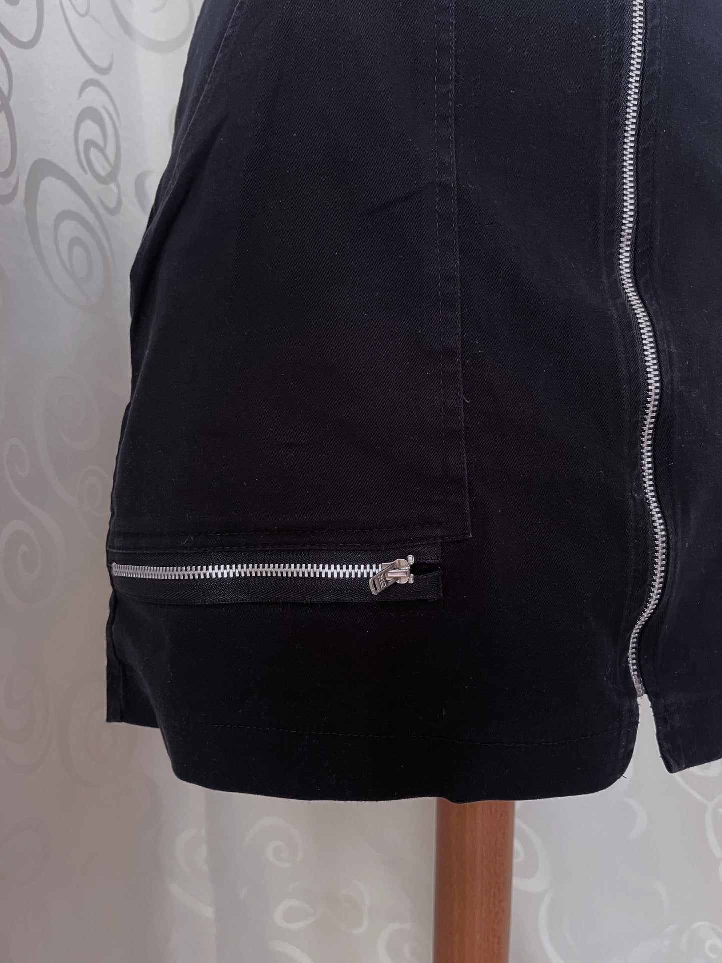 Alt denim style black zip-up skirt with pockets on the sides 🕷️