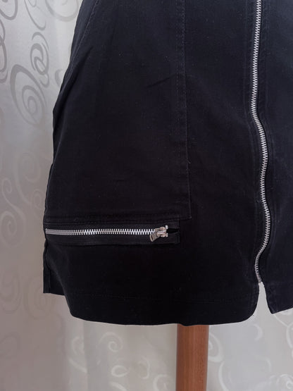 Alt denim style black zip-up skirt with pockets on the sides 🕷️