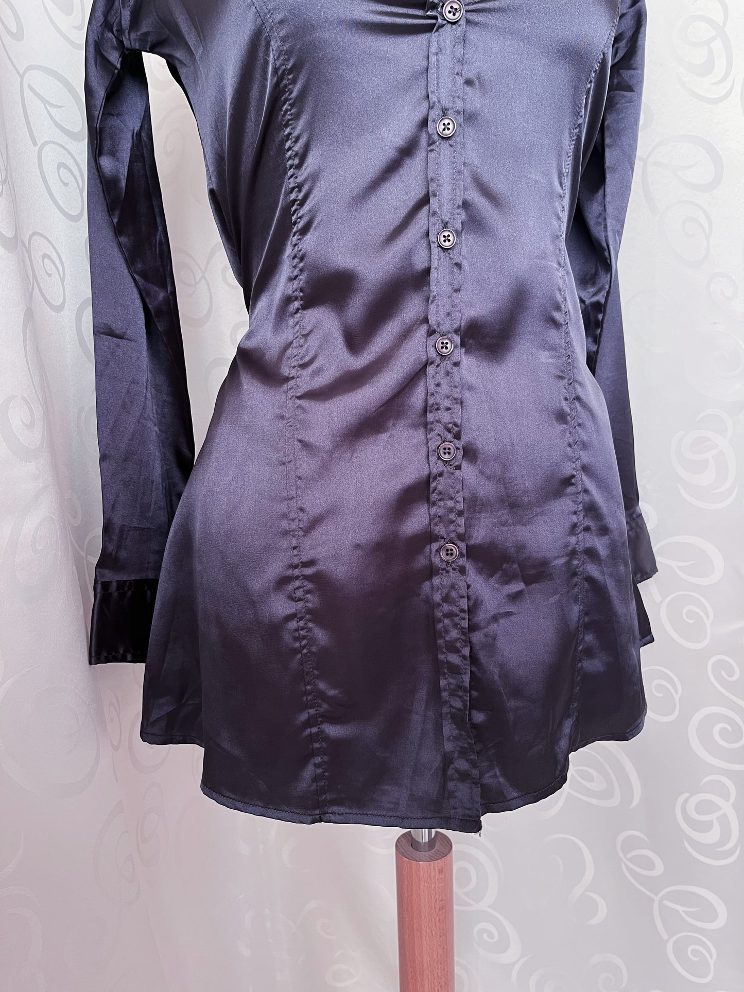 00’s whimsy satin grey shirt 🌀🕷️